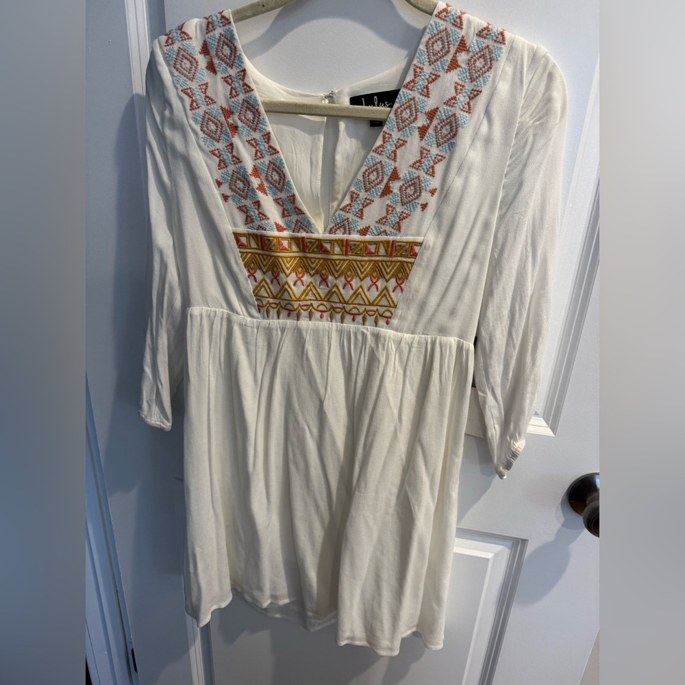 Lulu’s white dress